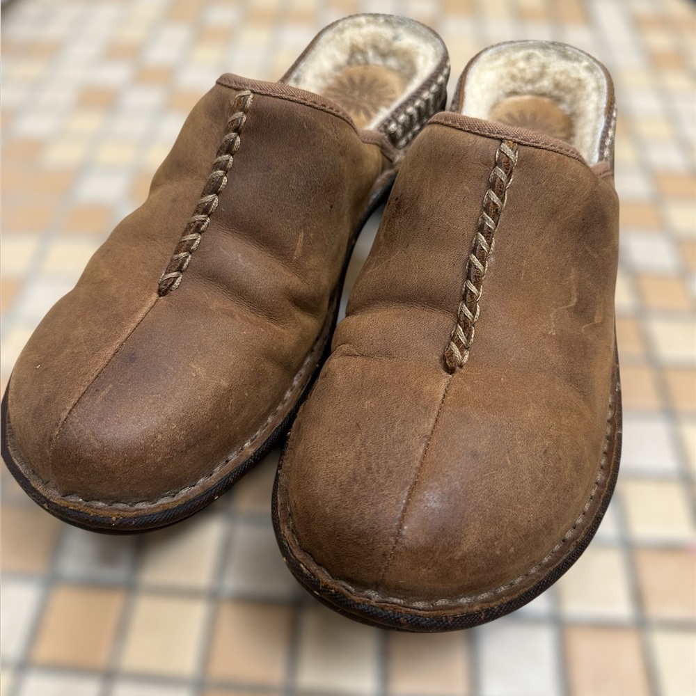 UGG Kohala leather Slip-Ons size 9